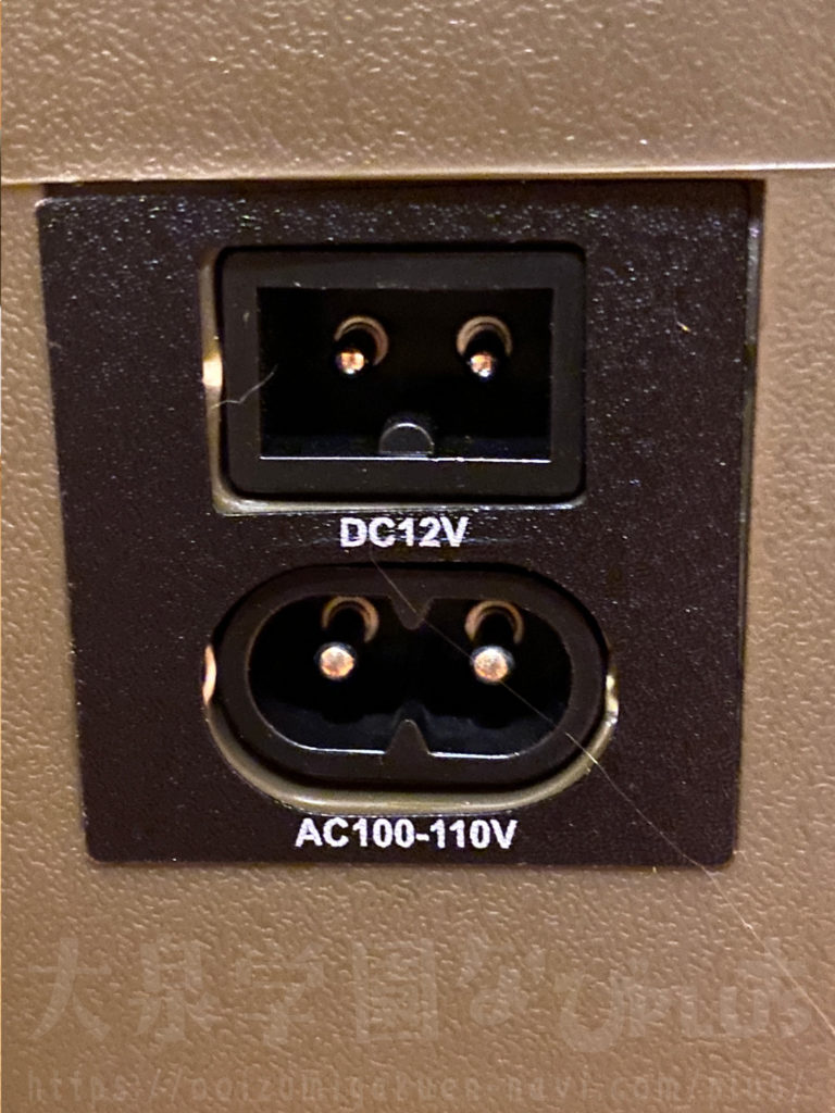 ICEBERG 車載冷蔵庫 AQ22L-OD 電源コネクター（拡大）DC12VとAC100-110Vに対応