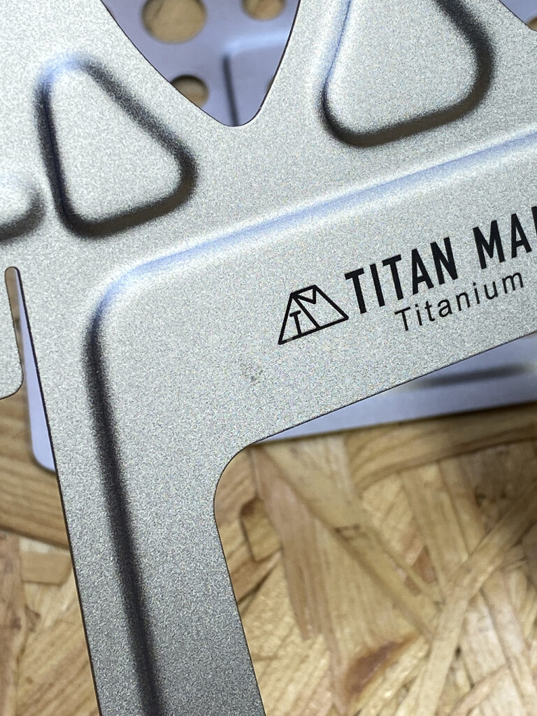 超コンパクトな「 TITAN MANIA (チタンマニア)」 のチタン製 焚火台