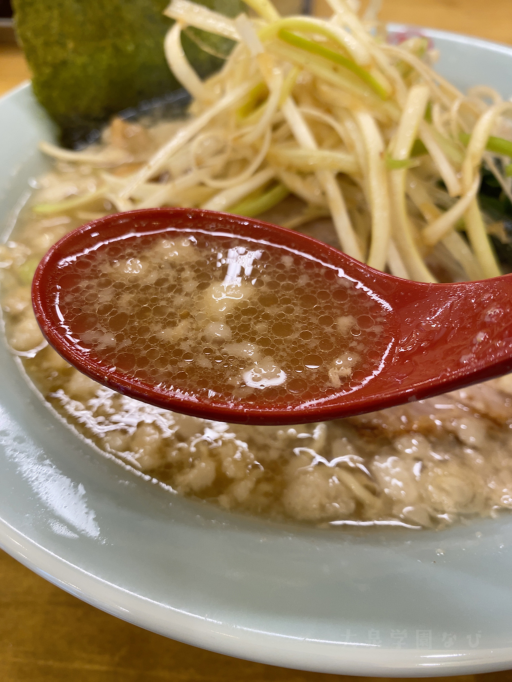 ラーショ マルミャー 大泉学園店 ネギラーメンの背脂たっぷりのスープ