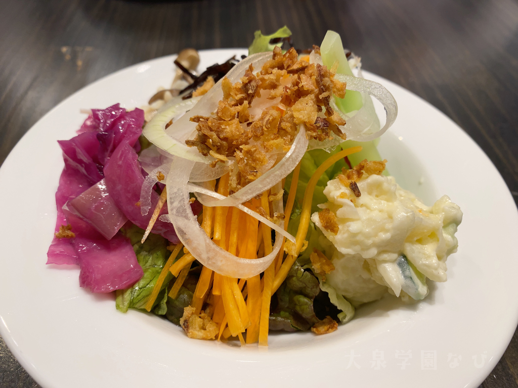 大泉学園のキッチンカウカウハウスのボリューム満点サラダ